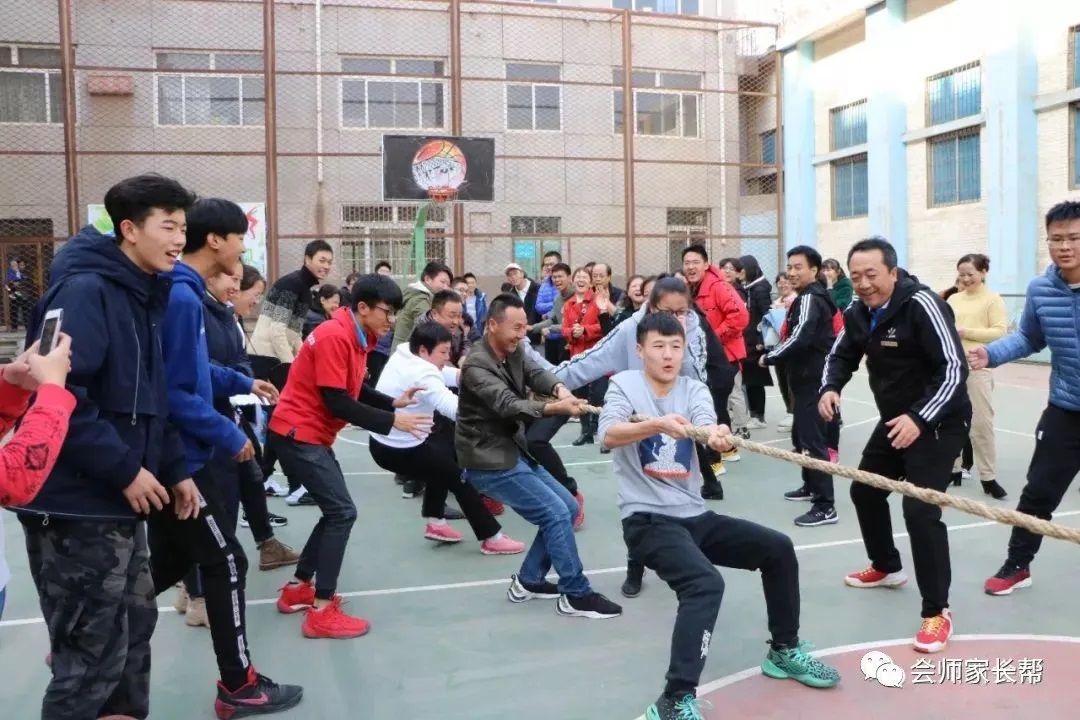 学校组织拔河比赛