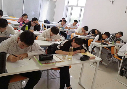  我校坚持实行“一周一小考，两周一大考”制度！